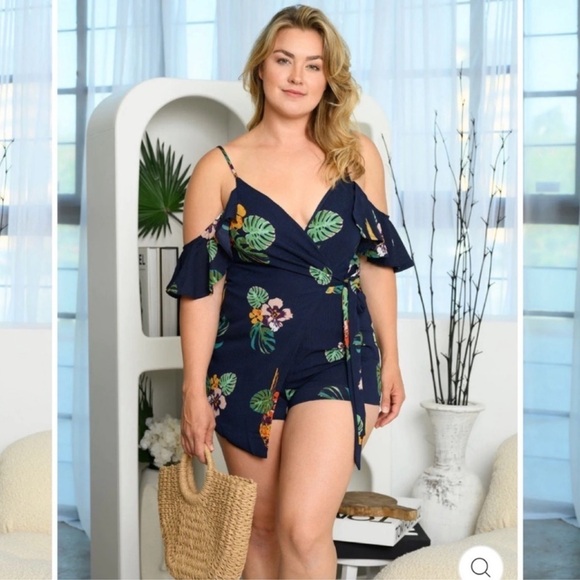 Cute PLUS Floral Romper - Picture 1 of 3